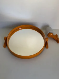 Miroir plastique orange inclinable avec son applique assortie