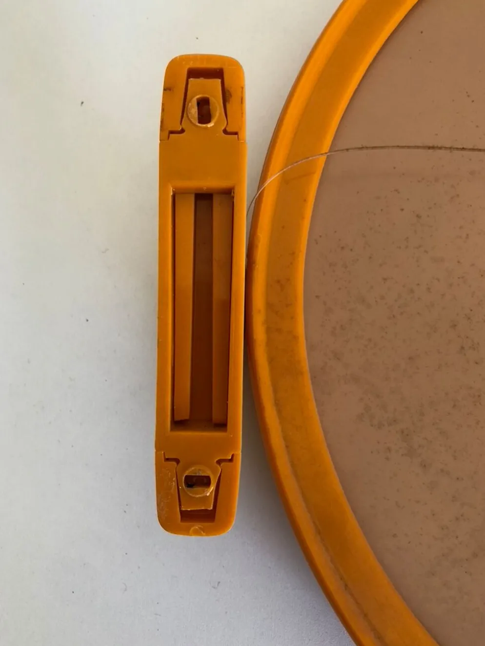 Miroir plastique orange inclinable avec son applique assortie