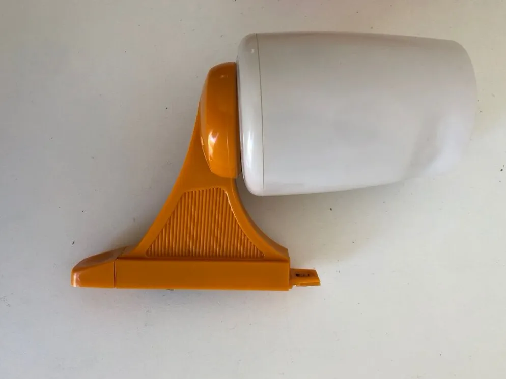 Miroir plastique orange inclinable avec son applique assortie