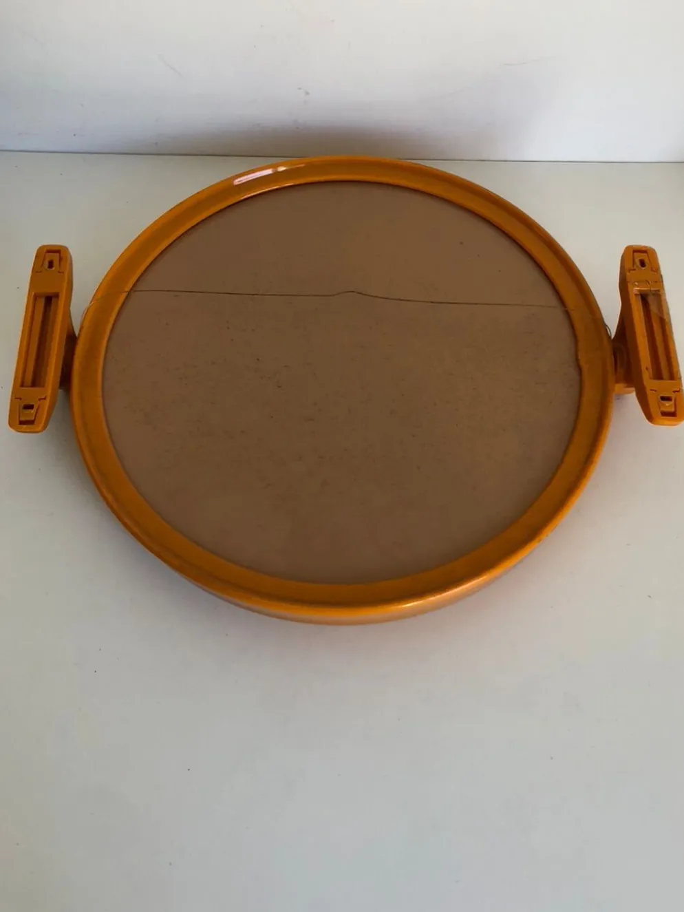 Miroir plastique orange inclinable avec son applique assortie