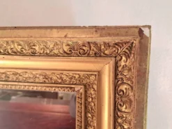 Miroir époque Restauration en bois doré à la feuille