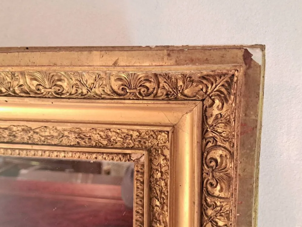 Miroir époque Restauration en bois doré à la feuille