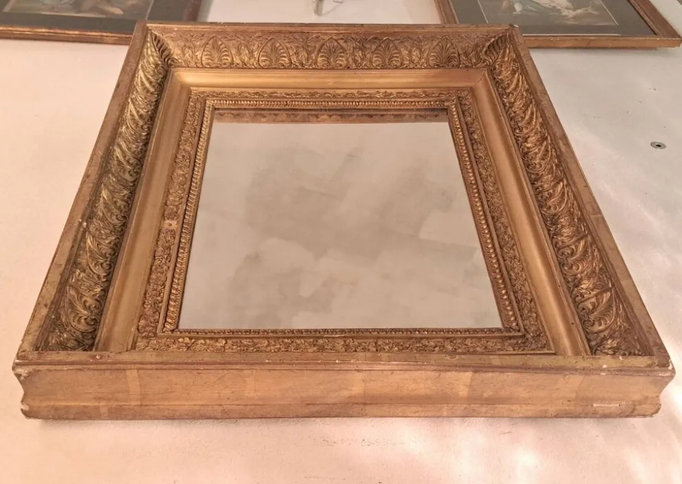 Miroir époque Restauration en bois doré à la feuille
