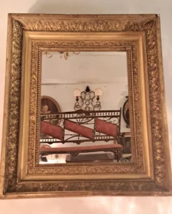 Miroir époque Restauration en bois doré à la feuille