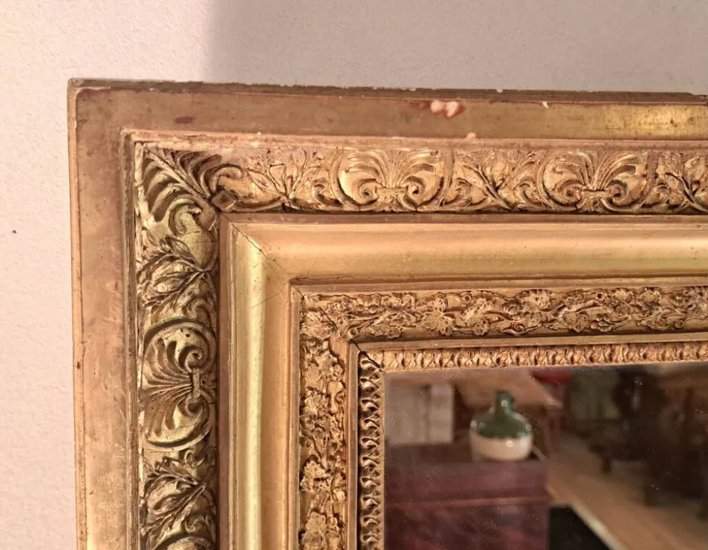 Miroir époque Restauration en bois doré à la feuille