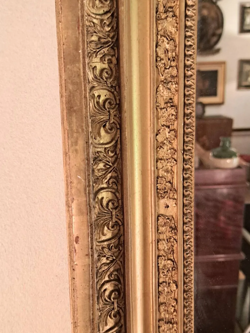 Miroir époque Restauration en bois doré à la feuille