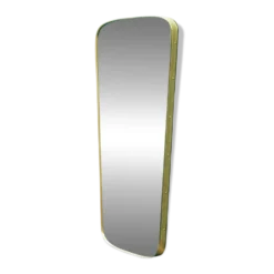 Miroir rectangulaire au bords arrondis et cadre en laiton repoussé