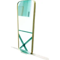 Miroir rectangulaire au bords arrondis et cadre en laiton repoussé