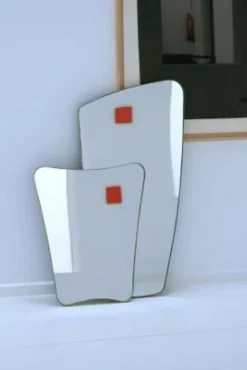 Miroir rectangulaire au bord arrondi et cadre en laiton repoussé