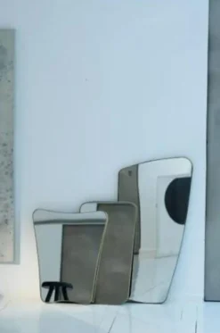 Miroir rectangulaire au bord arrondi et cadre en laiton repoussé