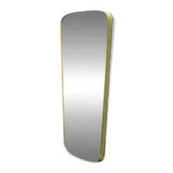 Miroir rectangulaire au bord arrondi et cadre en laiton repoussé