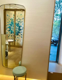 Miroir rectangulaire au bord arrondi et cadre en laiton repoussé