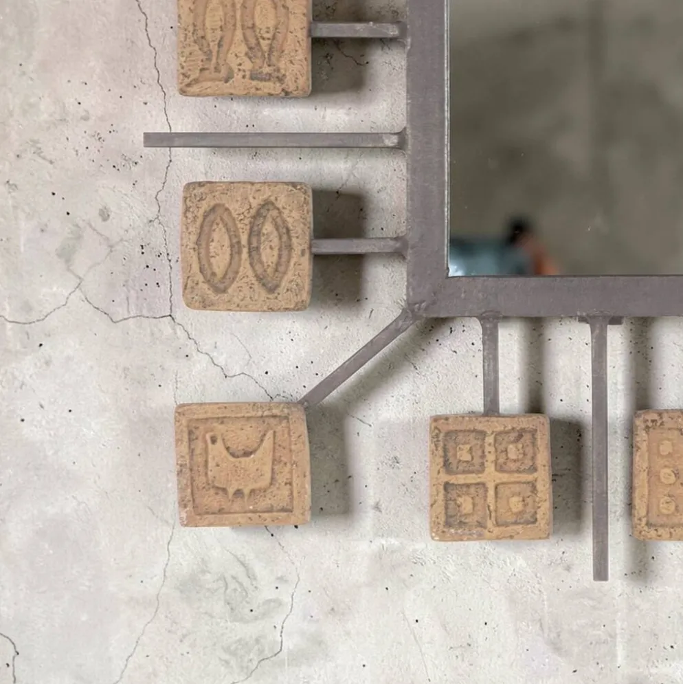 Miroir rectangulaire brutaliste en fer forgé et carreaux en terre cuite