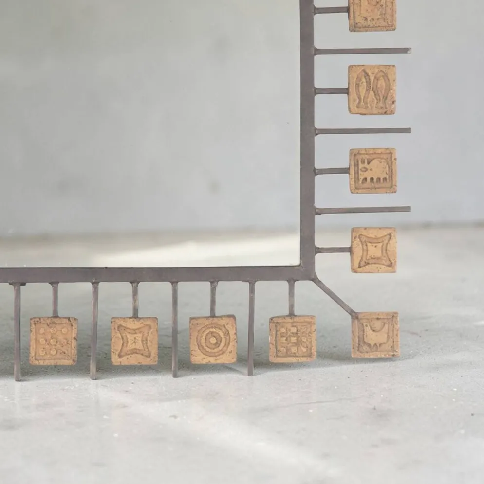 Miroir rectangulaire brutaliste en fer forgé et carreaux en terre cuite