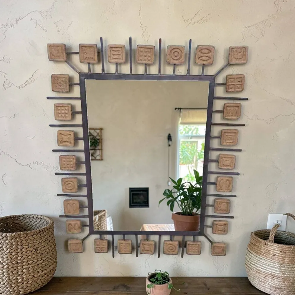 Miroir rectangulaire brutaliste en fer forgé et carreaux en terre cuite