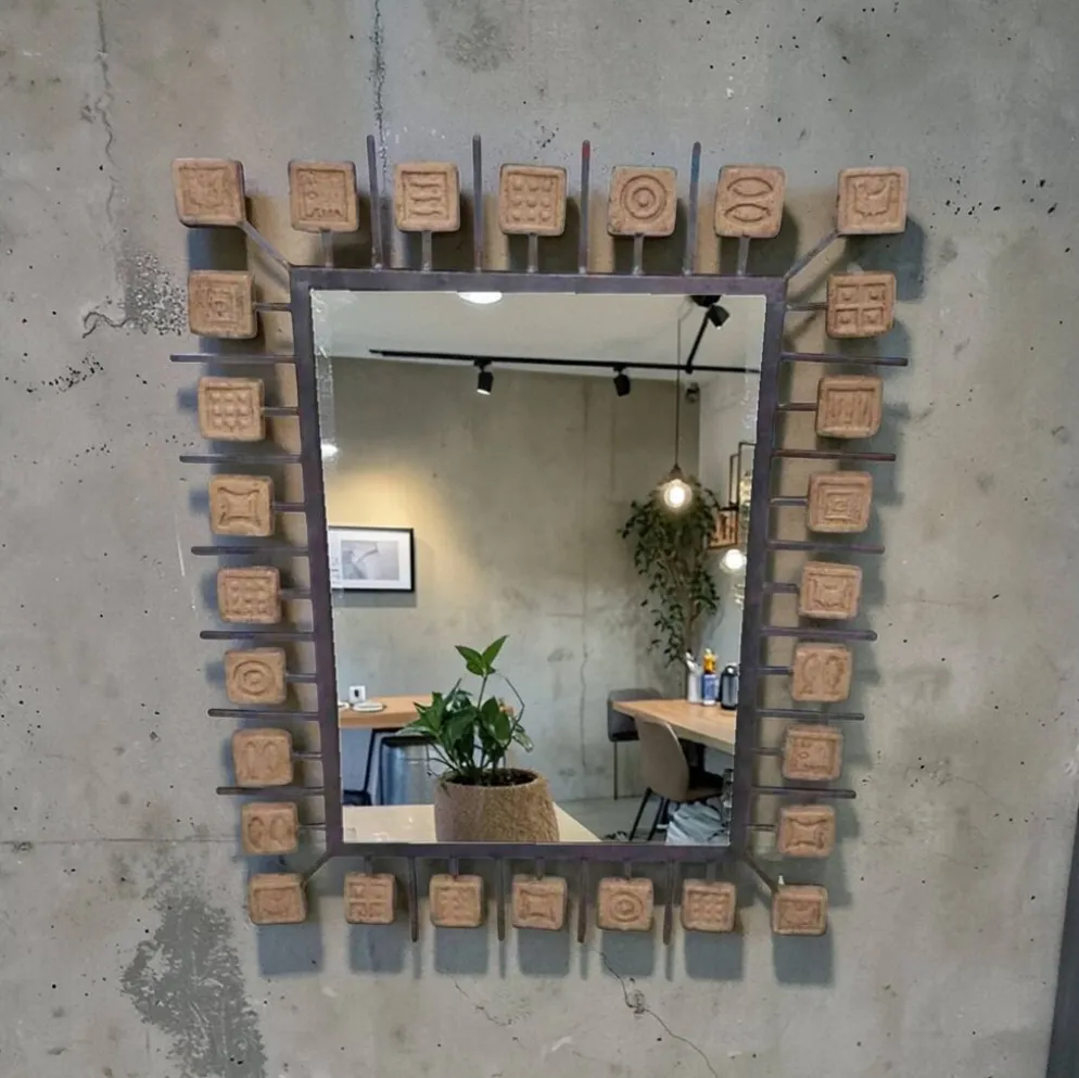 Miroir rectangulaire brutaliste en fer forgé et carreaux en terre cuite
