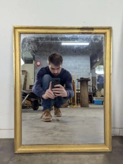 Miroir rectangulaire à cadre en bois doré