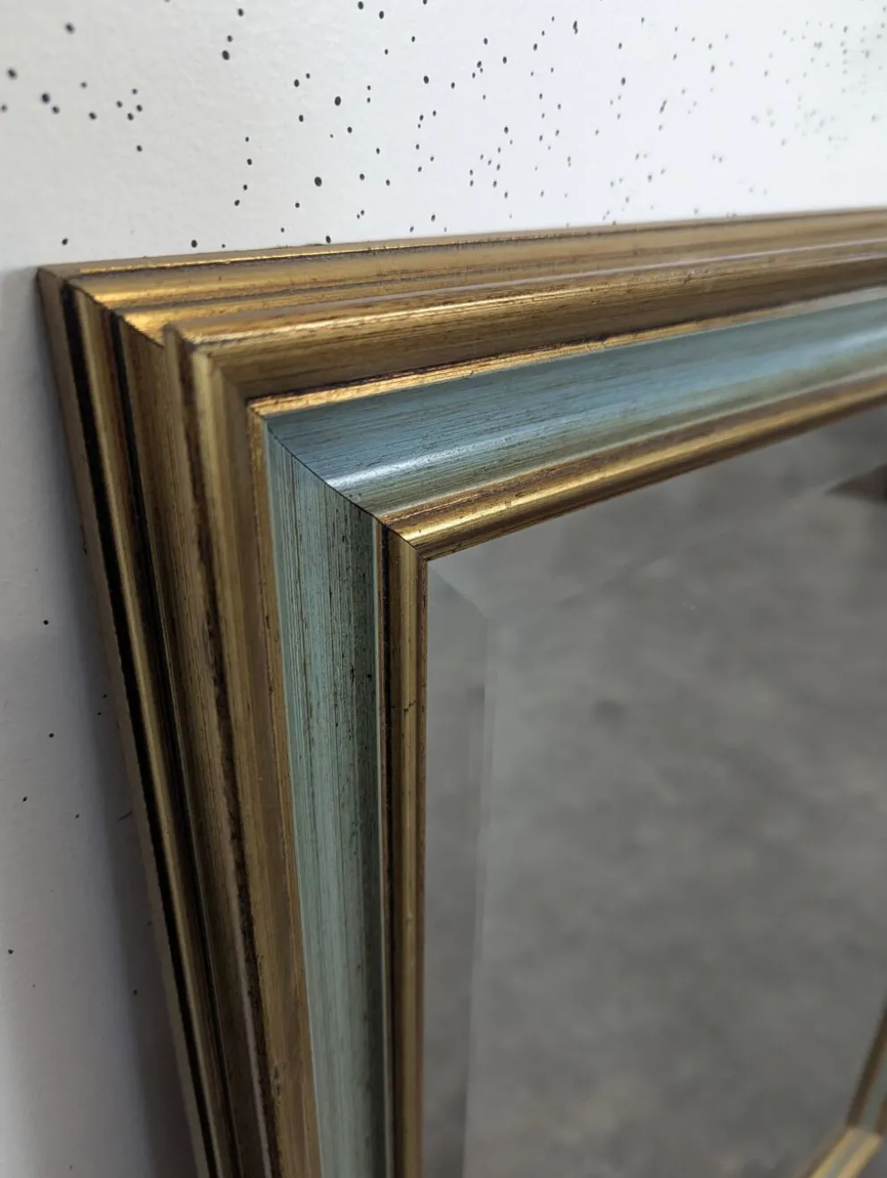 Miroir rectangulaire à cadre laqué vert et doré