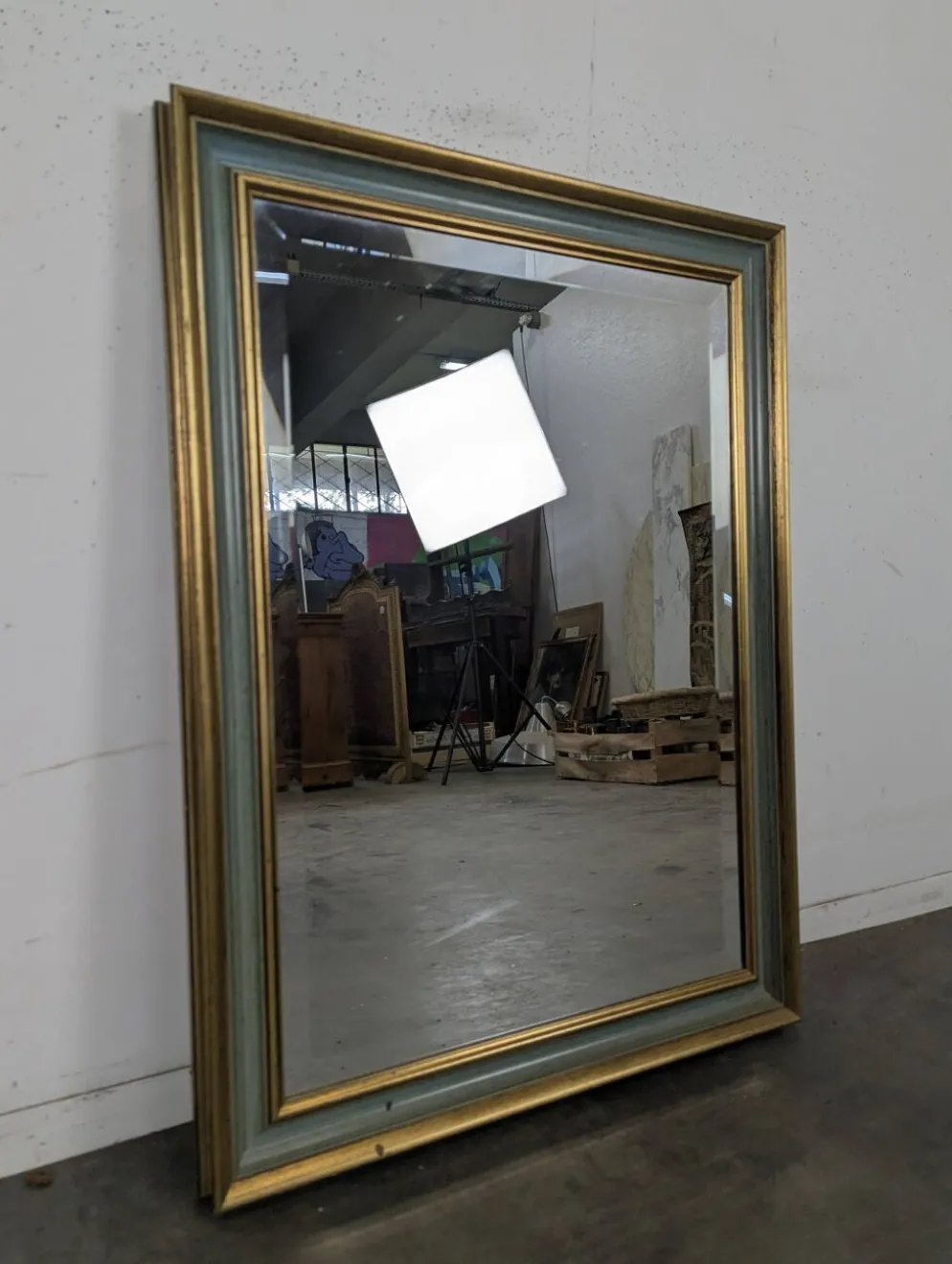 Miroir rectangulaire à cadre laqué vert et doré