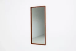 Miroir rectangulaire danois en teck des années 1960.
