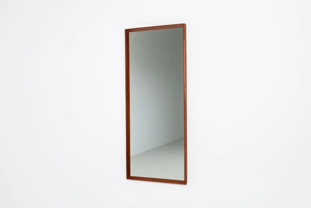 Miroir rectangulaire danois en teck des années 1960.