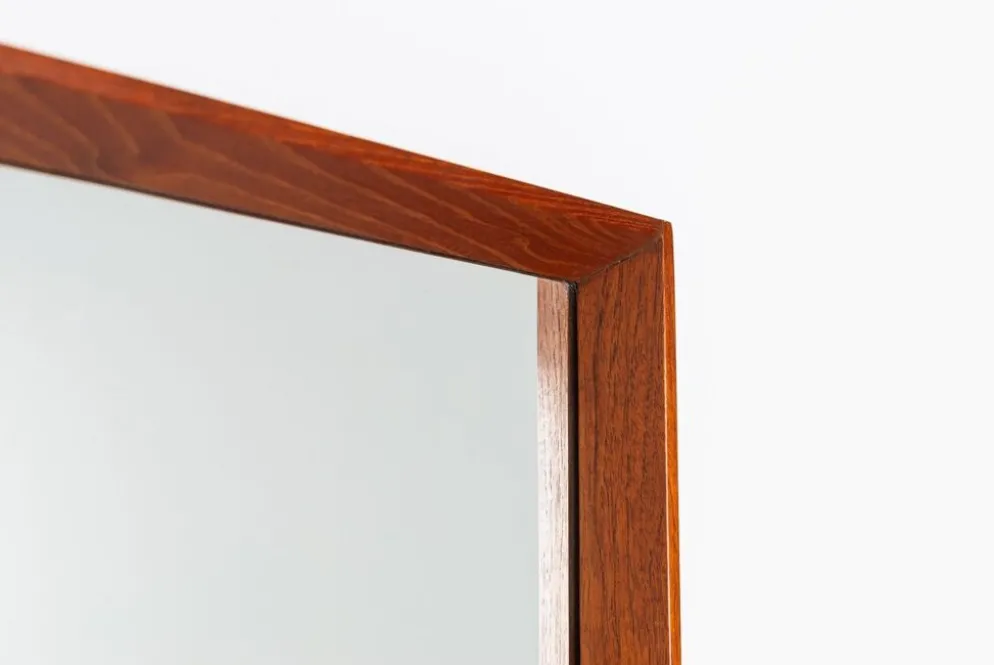Miroir rectangulaire danois en teck des années 1960.