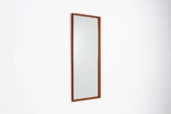 Miroir rectangulaire danois en teck des années 1960.