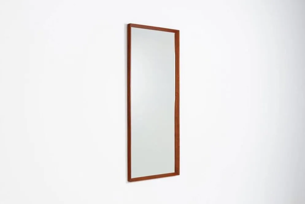 Miroir rectangulaire danois en teck des années 1960.