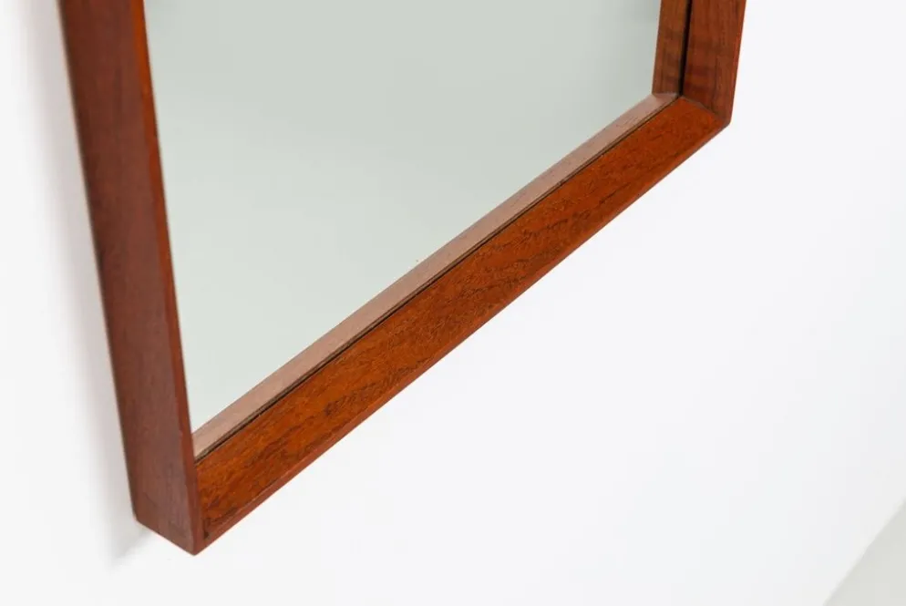 Miroir rectangulaire danois en teck des années 1960.