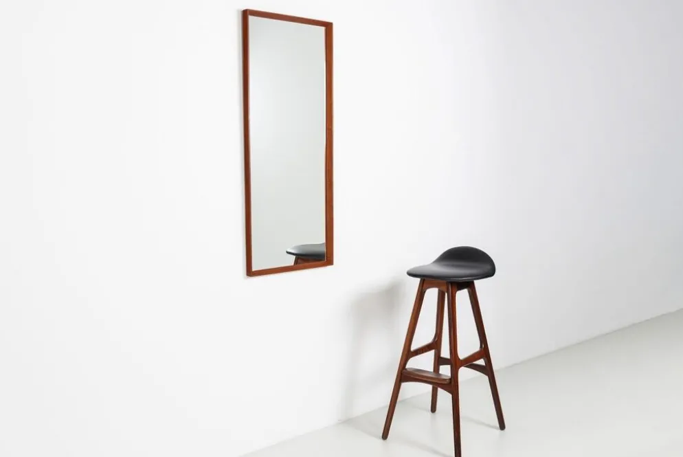 Miroir rectangulaire danois en teck des années 1960.