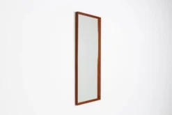 Miroir rectangulaire danois en teck des années 1960.