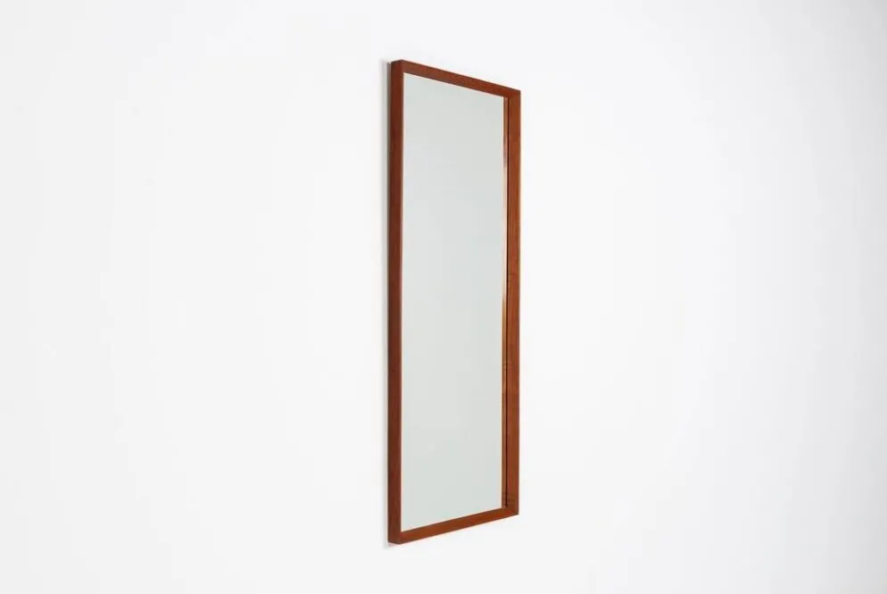 Miroir rectangulaire danois en teck des années 1960.