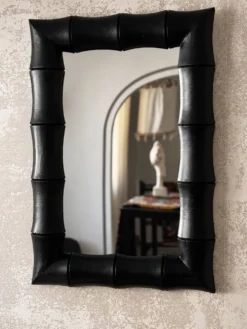 Miroir rectangulaire en bois patiné noir façon bambou – 68 × 100 cm