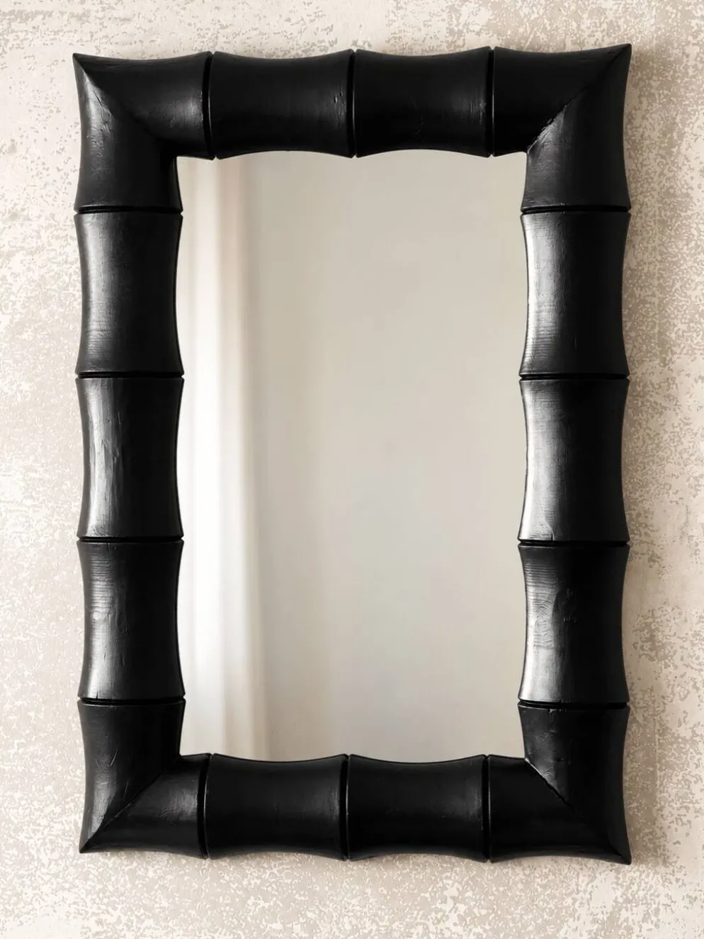 Miroir rectangulaire en bois patiné noir façon bambou – 68 × 100 cm