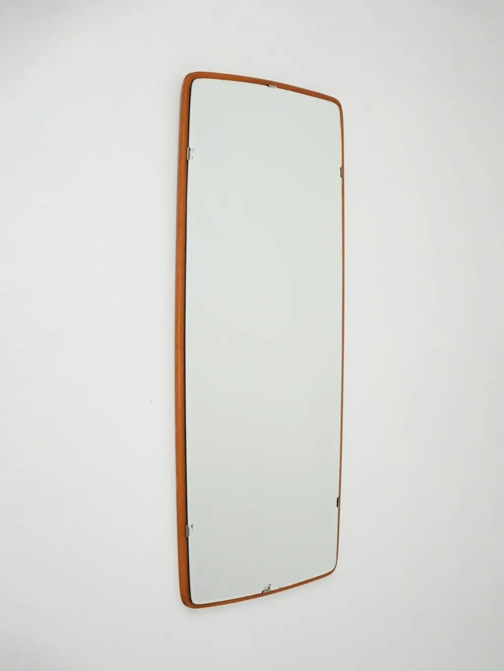 Miroir rectangulaire en teck légèrement convexe scandinave par "Kron"