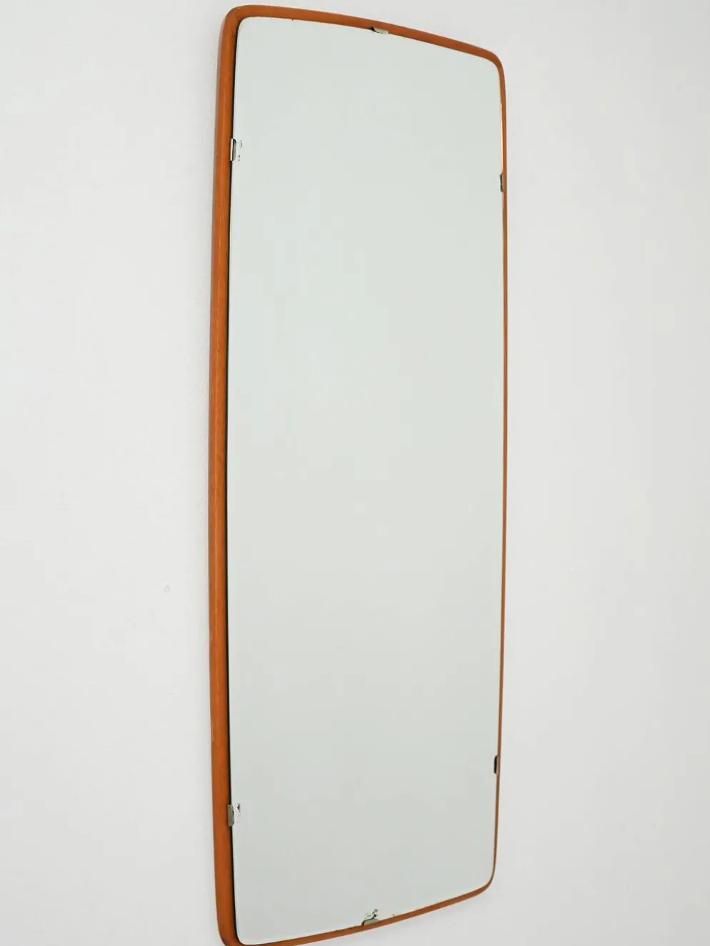 Miroir rectangulaire en teck légèrement convexe scandinave par "Kron"