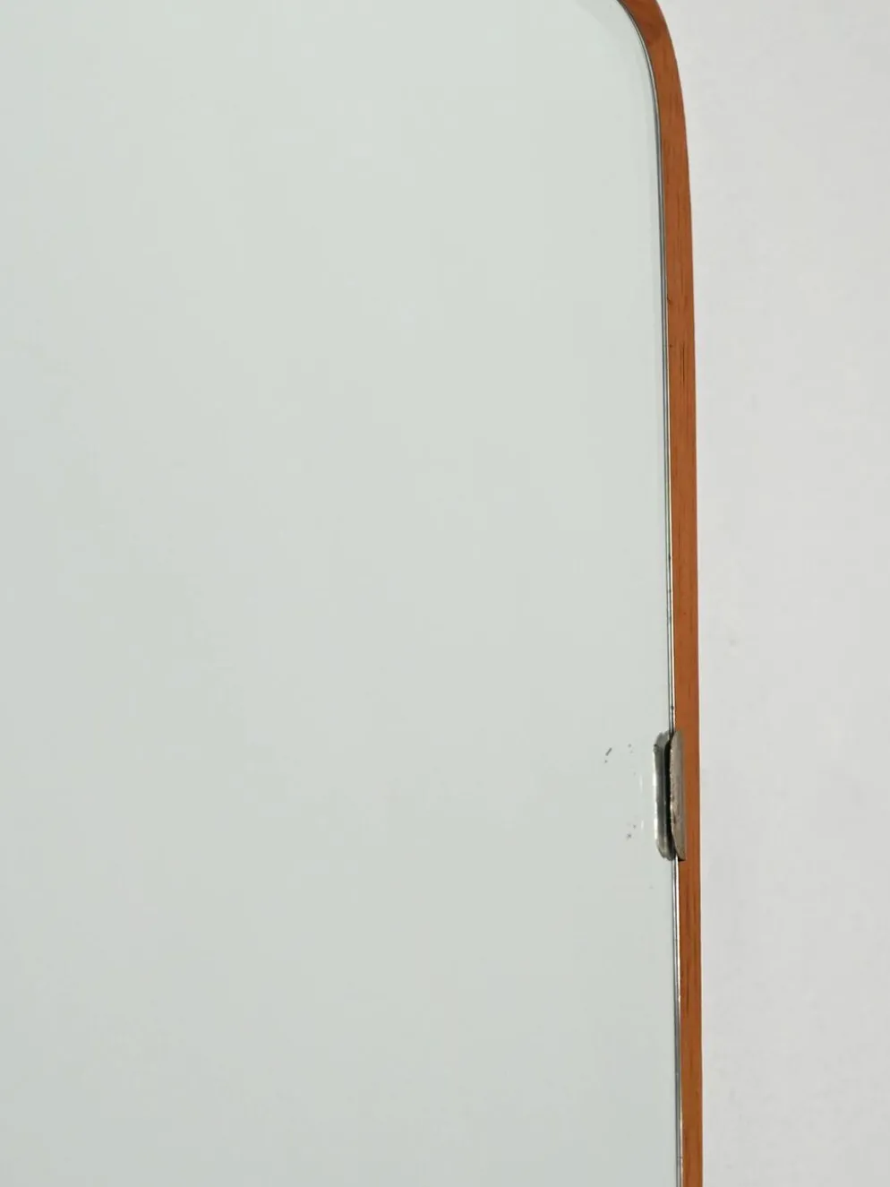 Miroir rectangulaire en teck légèrement convexe scandinave par "Kron"