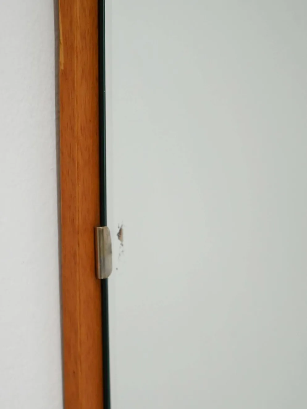 Miroir rectangulaire en teck légèrement convexe scandinave par "Kron"
