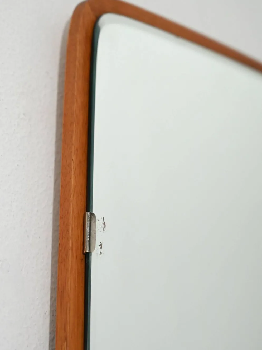 Miroir rectangulaire en teck légèrement convexe scandinave par "Kron"