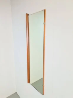 Miroir rectangulaire en teck scandinave des années 1960.