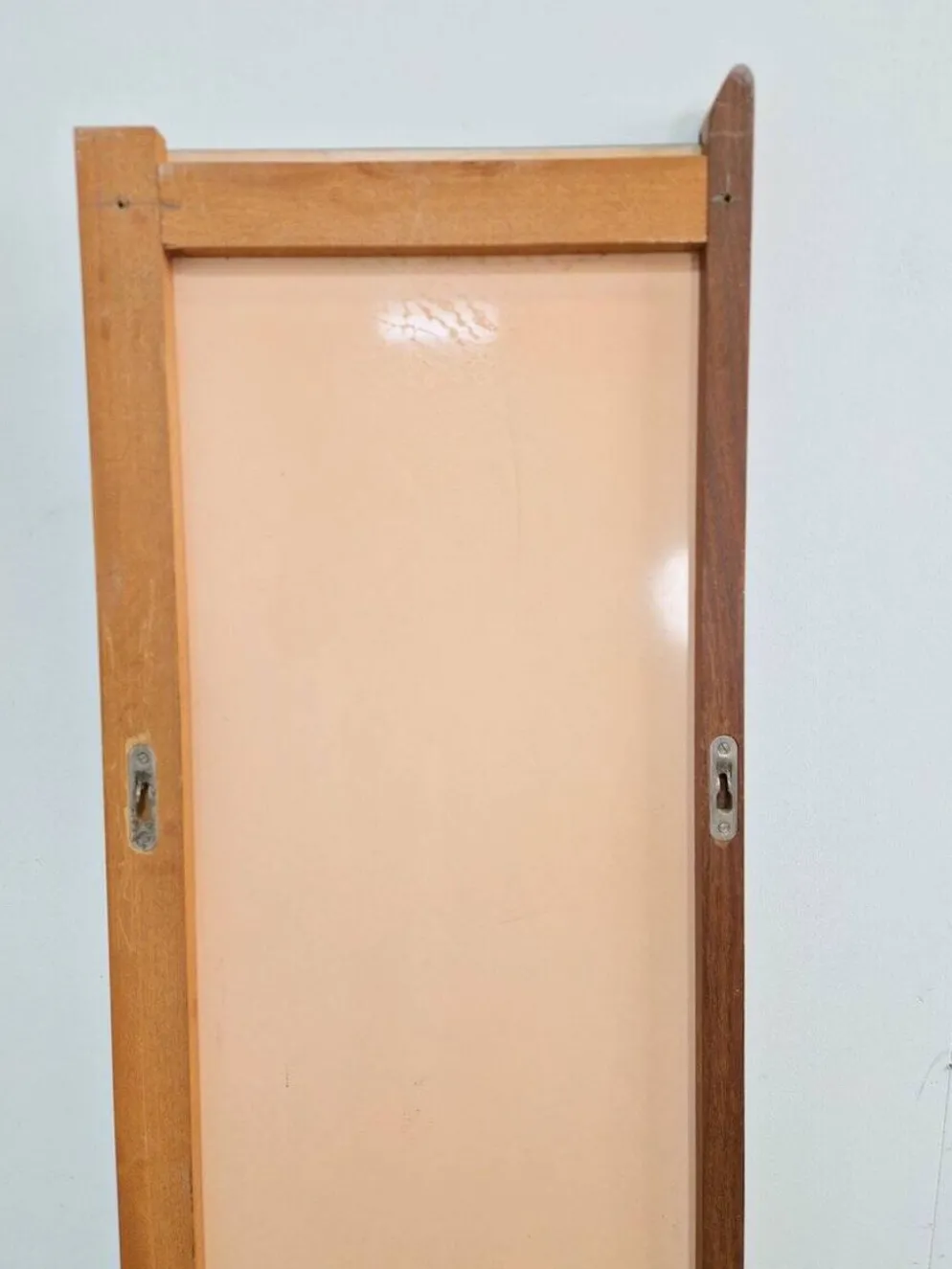Miroir rectangulaire en teck scandinave des années 1960.
