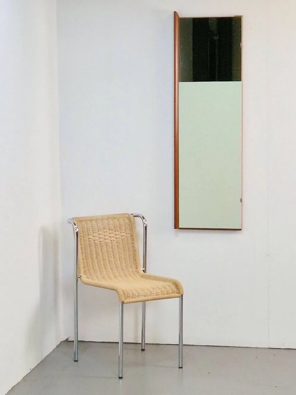 Miroir rectangulaire en teck scandinave des années 1960.