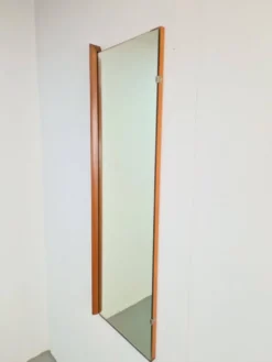 Miroir rectangulaire en teck scandinave des années 1960.