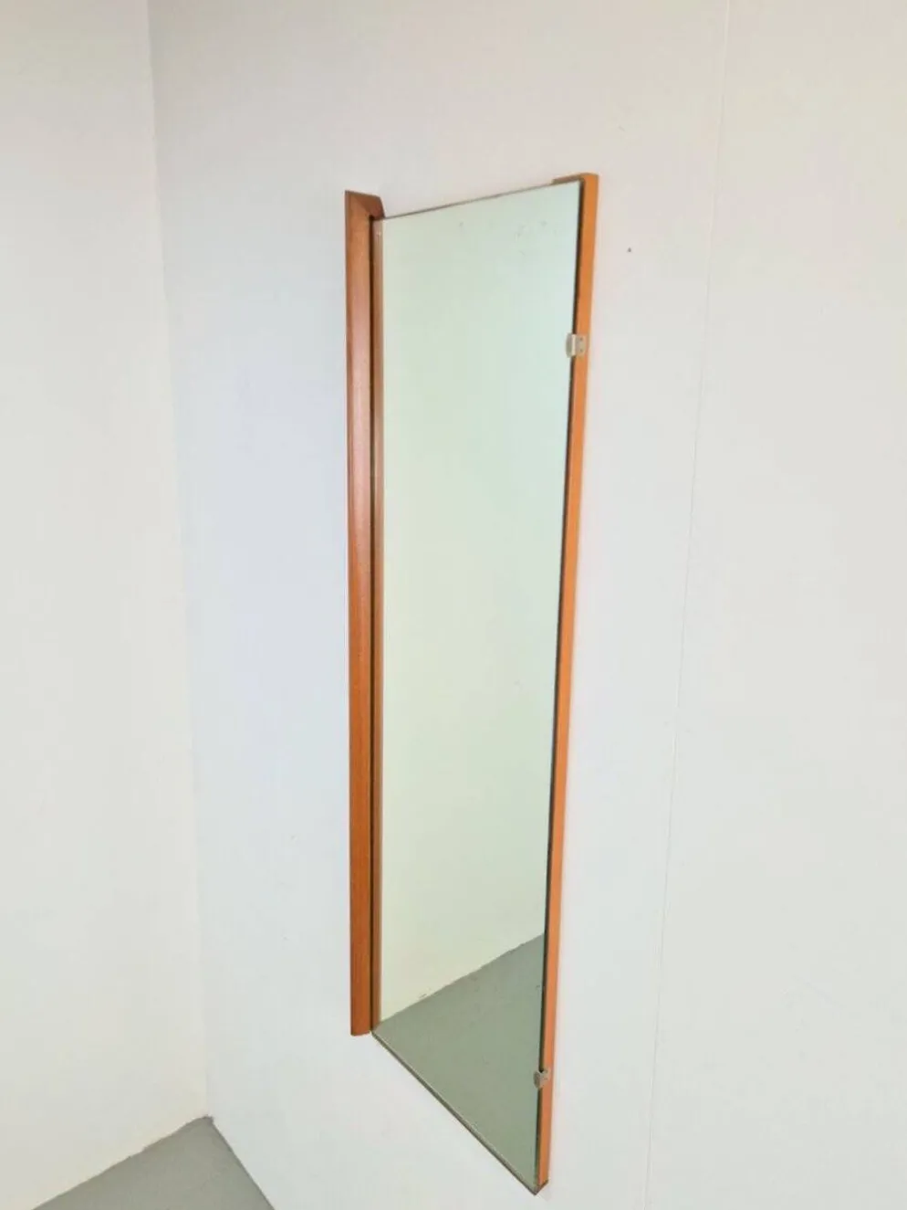 Miroir rectangulaire en teck scandinave des années 1960.