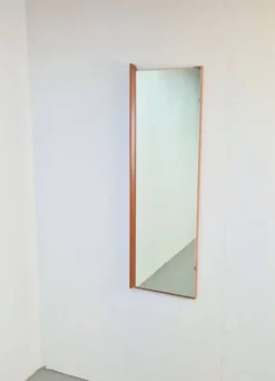 Miroir rectangulaire en teck scandinave des années 1960.