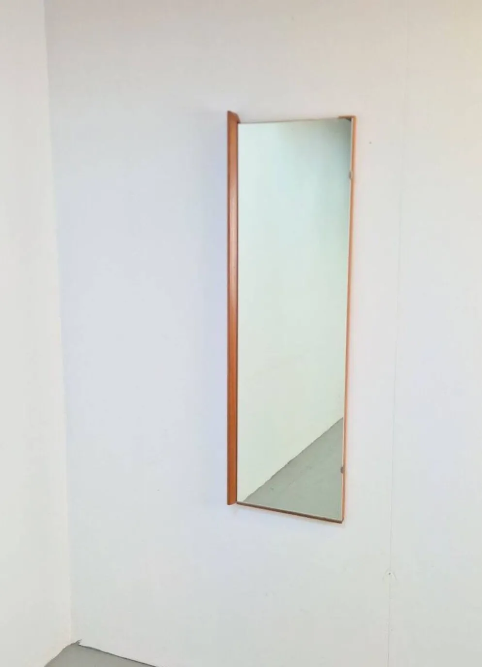Miroir rectangulaire en teck scandinave des années 1960.