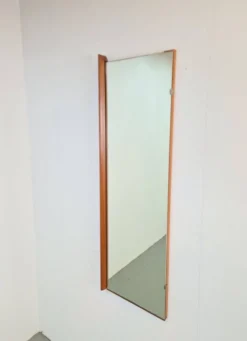 Miroir rectangulaire en teck scandinave des années 1960.