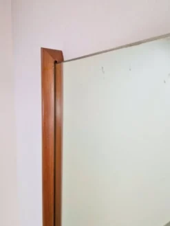 Miroir rectangulaire en teck scandinave des années 1960.