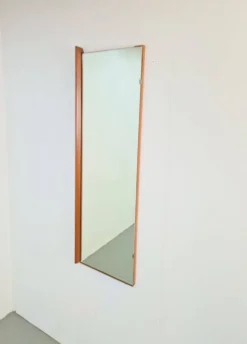 Miroir rectangulaire en teck scandinave des années 1960.