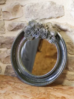 Miroir rond en céramique à décor de fleurs par Catido